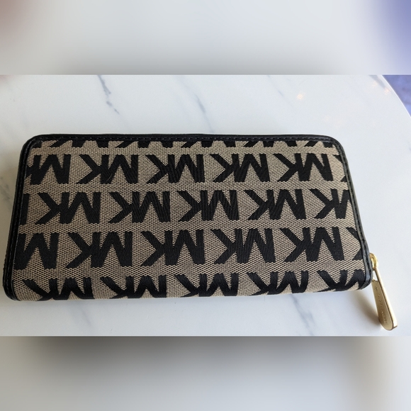 Michael Kors Studded Black Leather. - Picture 12 of 16